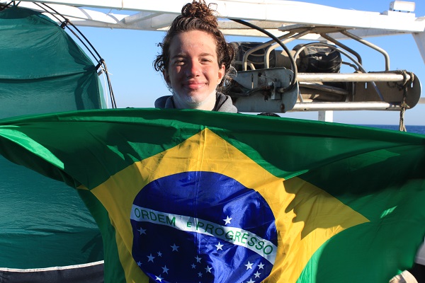 Mariana Chevalier com bandeira do Brasil durante travessia do Canal da Mancha