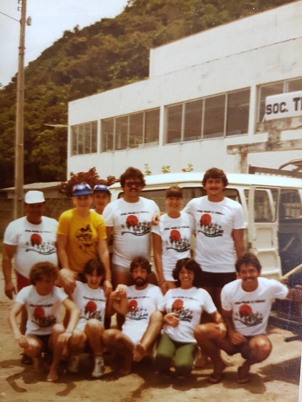 Equipe posa para a foto em Guaratuba, 1982.