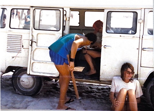 Equipe em frente a uma Kombi, 1986.
