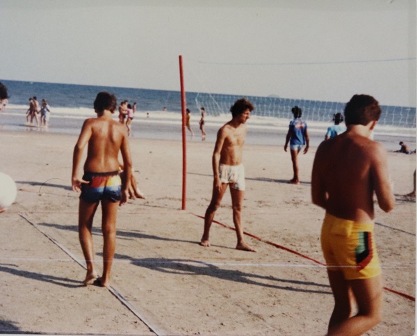 Banhistas jogam vôlei, 1986.