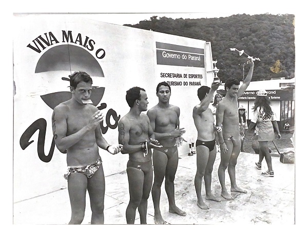 Veranistas enfileirados durante a premiação de natação, em 1991. 