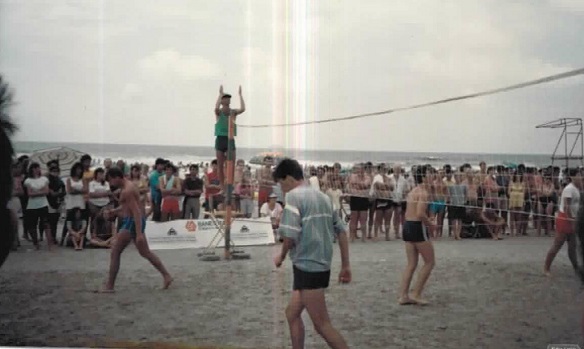 Publicado assiste a uma partida de Vôlei de praia, 1991.