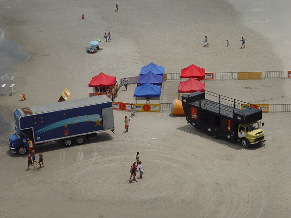 Caminhões e tendas, 2004.