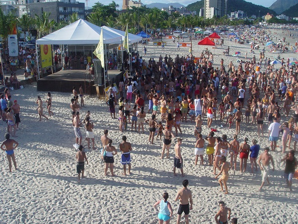 Tenta do verão montado e o público reunido aos seus arredores, 2004.