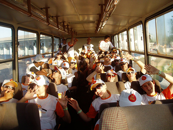 Equipe no ônibus, rumo ao litoral, 2006. 