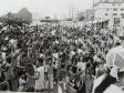 Público reunido em uma das ações do verão, na praia de leste, em 1989