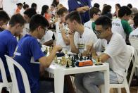 Jogadores sentados jogando xadrez
