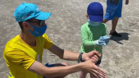 Acadêmicos de enfermagem ensinam lavagem das mãos no Verão Consciente