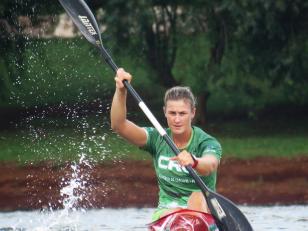 Ana Paula durante um treino em canoagem.