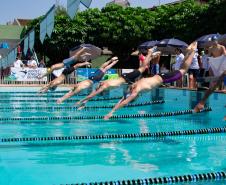 Vários nadadores caem na piscina durante a largada