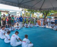 Atletas reunidos para exibiação de capoeira