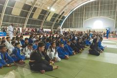 Atletas reunidos aguardando exame de faixas do jiu-jitsu