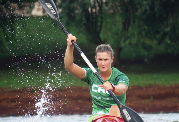 Ana Paula durante um treino em canoagem.