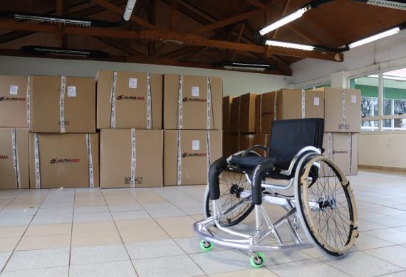 Cadeira de rodas adaptada ao paradesporto