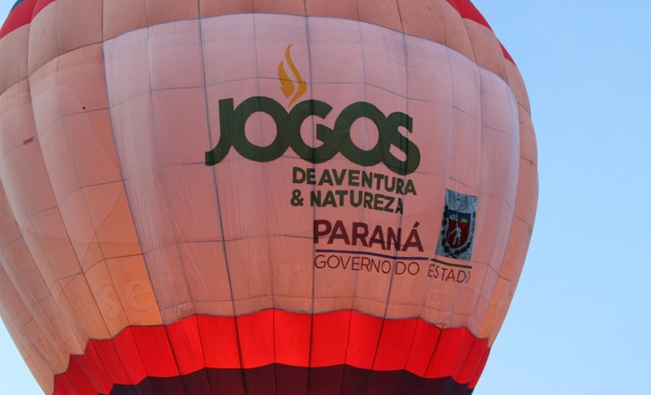 Close de balão com a logomarca do governo
