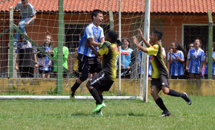 Atletas comemoram o título