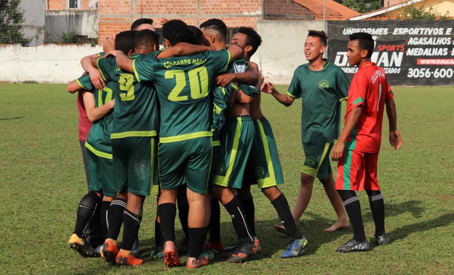 Equipe se abraça e comemora