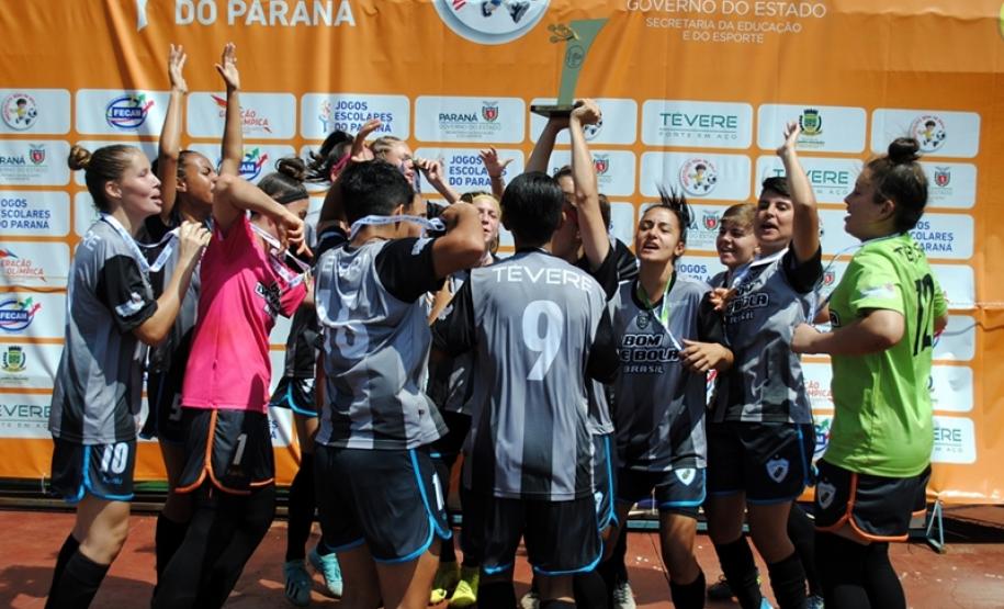 Meninas comemoram o título