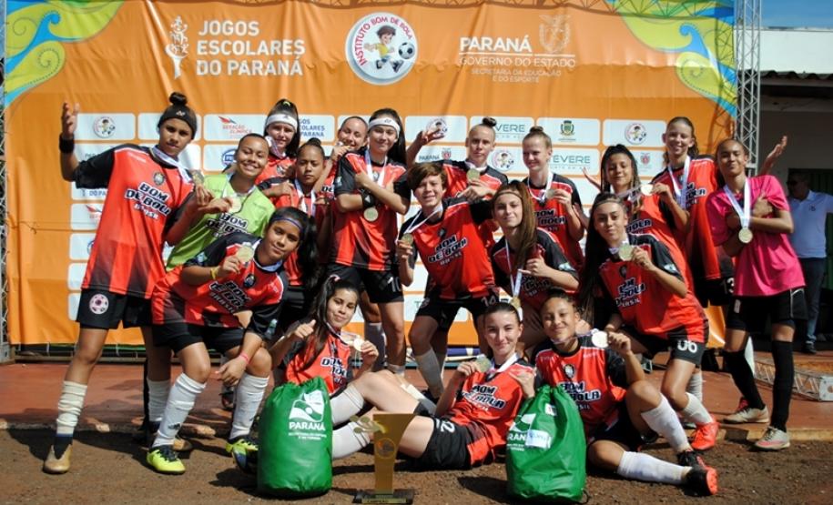 Pódio feminino com todo o time