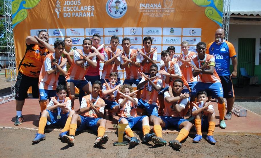 Pódio masculino com atletas exibindo medalhas