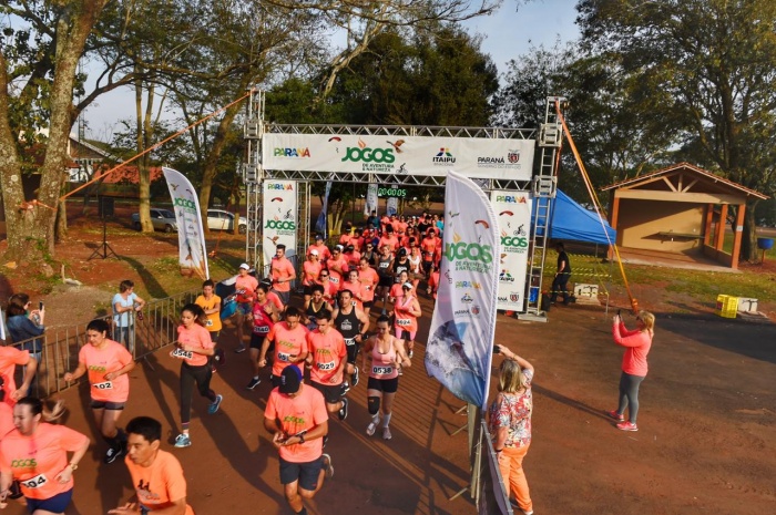 Largada da corrida rústica em Guaíra (Foto: Denis Ferreira Netto)