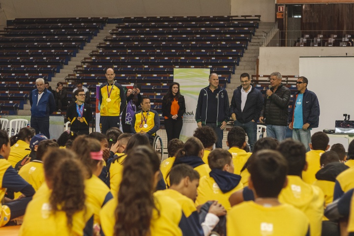 Superintendente do Esporte, Helio Wirbiski falando para as crianças presentes