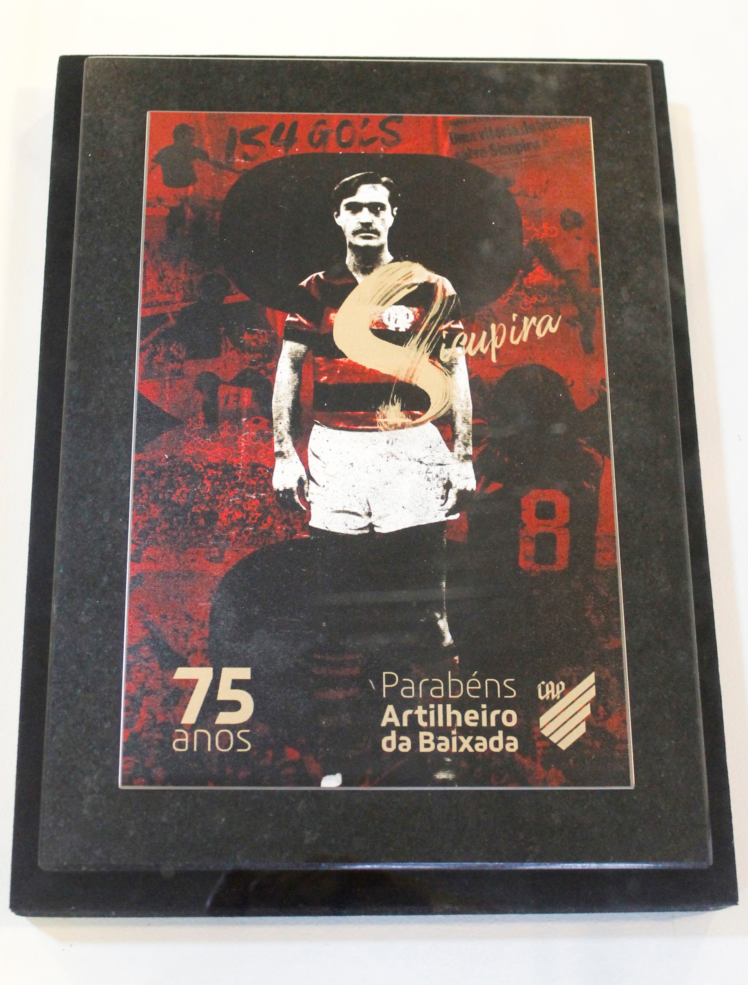 Sicupira - Maio de 2019 - Quadro em mármore do Clube Athletico Paranaense em homenagem aos 75 anos do ex-jogador.