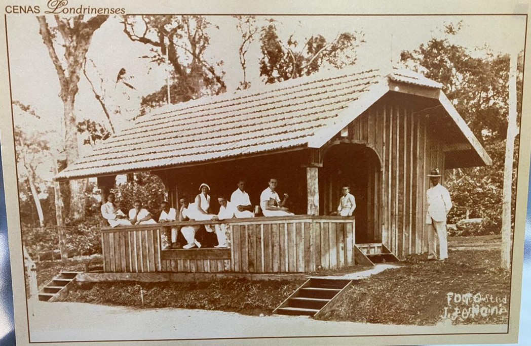 Casa antiga com pessoas na área