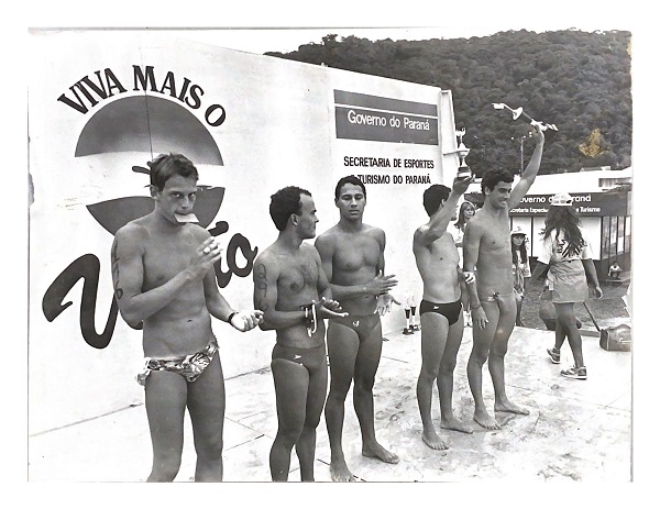 Veranistas enfileirados durante a premiação de natação, em 1991. 
