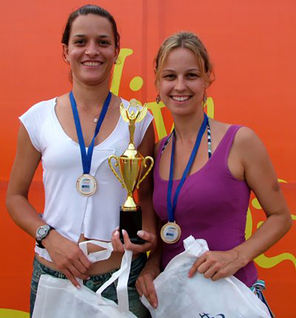 Festival de vôlei em Guaratuba. Nas fotos, as campeãs de 2009. 