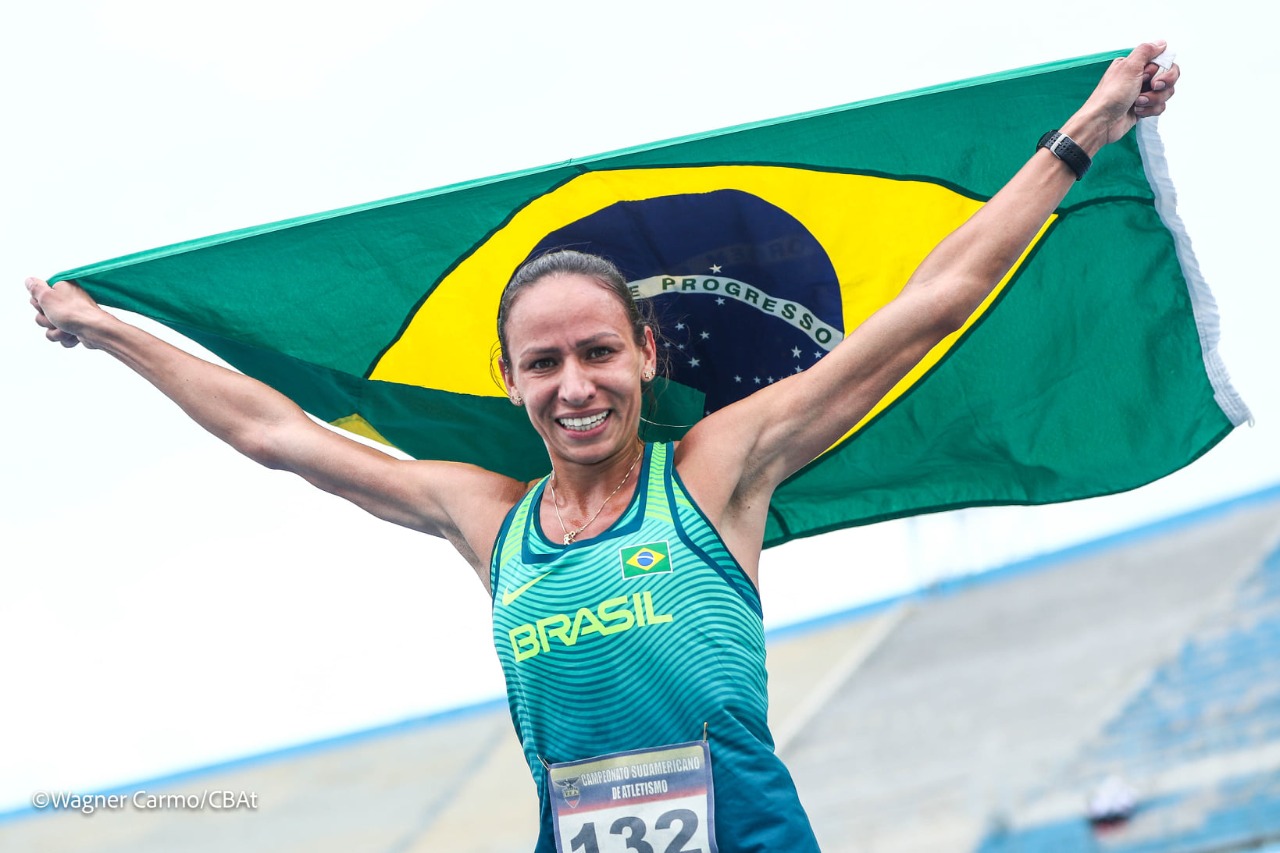 Na foto, a atleta Tatiane Raquel Silva com a bandeira do Brasil. (Foto: Wagner Carmo/CBAt)