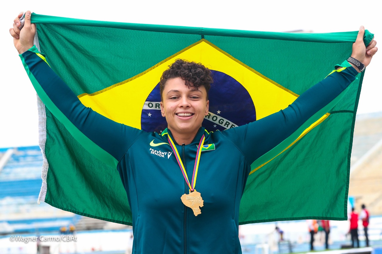 A atleta Livia Avancini segurando a bandeira do Brasil. (Foto: Wagner Carmo/CBAt)  
