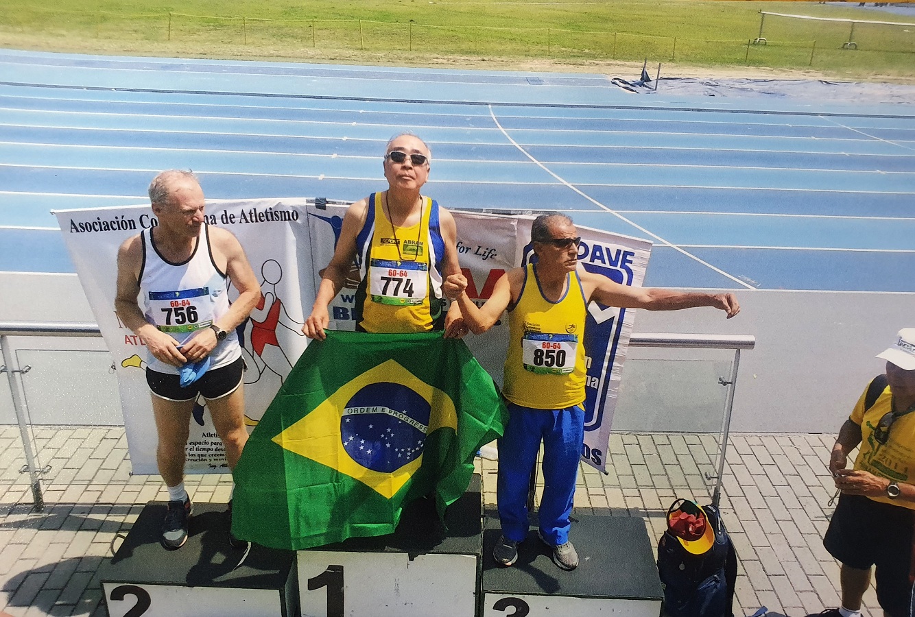 Premiação nos 100m em Medellin (Colômbia), em 2014.