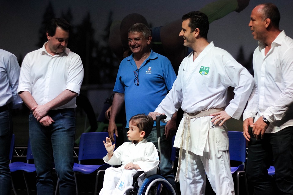 À esquerda, o Governador Carlos Massa Ratinho Junior. De azul, Helio Wirbiski, superintendente do Esporte.