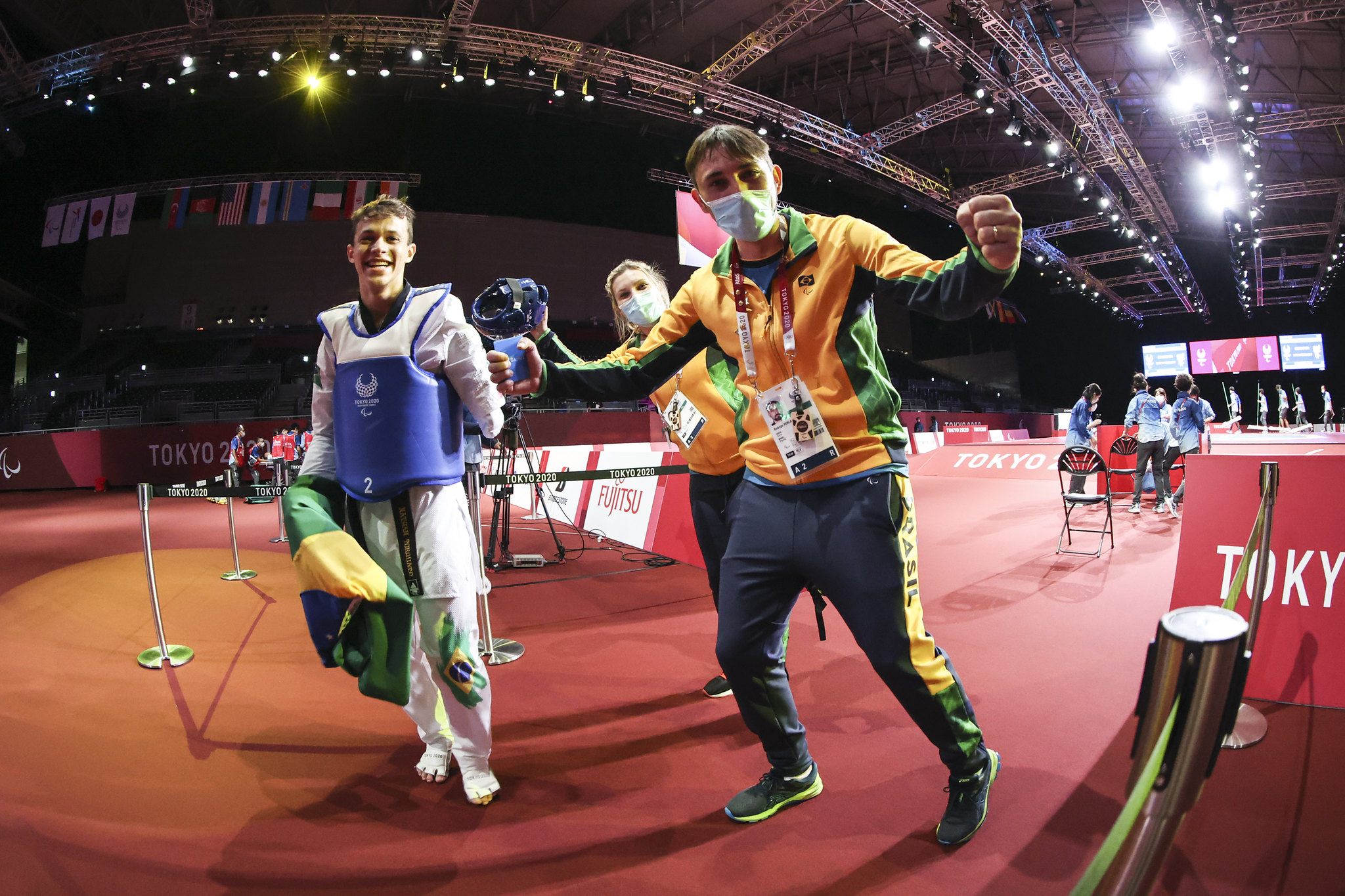 Rodrigo Ferla comemora a vitória de Nathan Torquato, ouro na categoria até 61 kg classe K44.