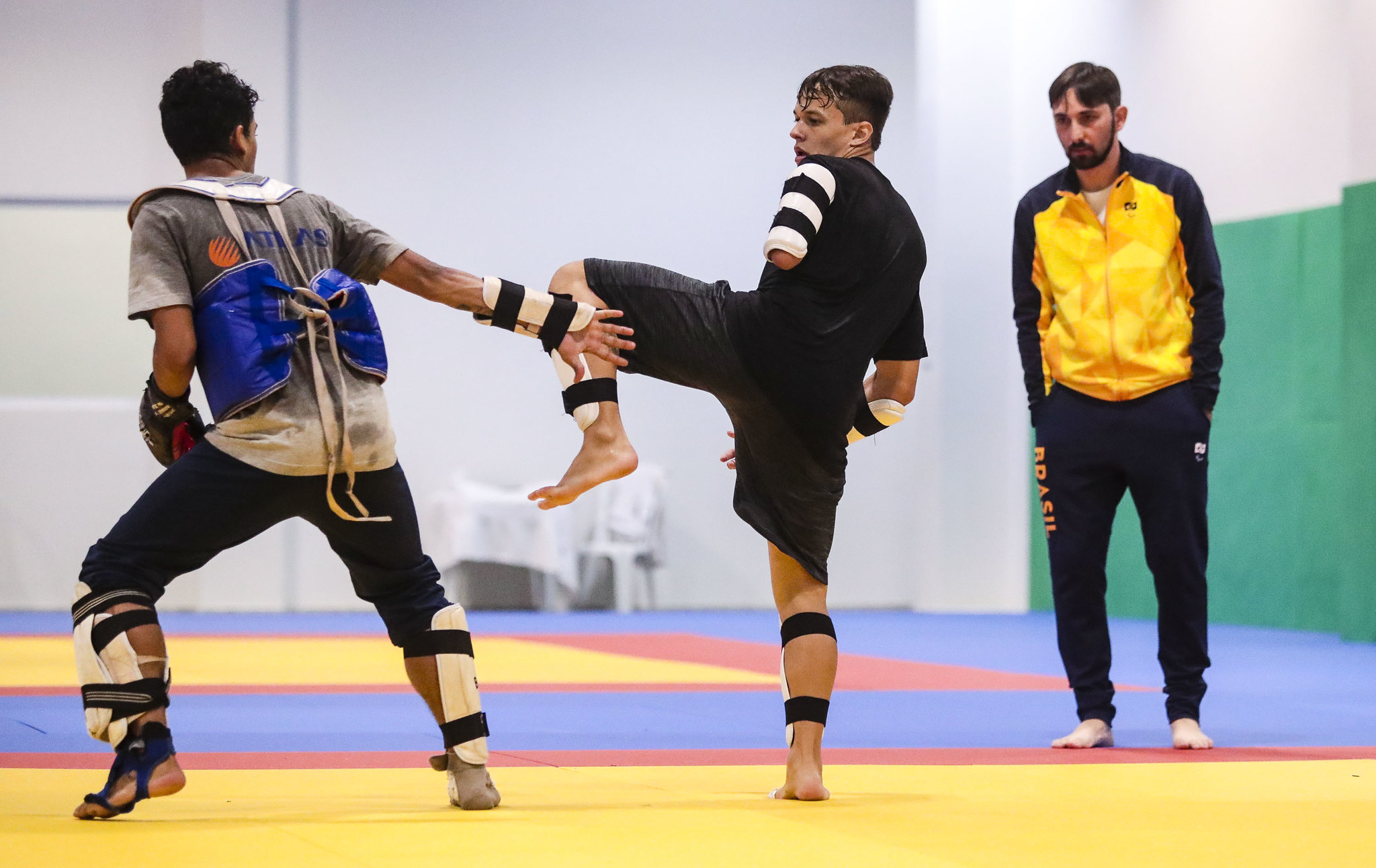 Treino da Seleção de Taekwondo no Centro de Treinamento Paralímpico Brasileiro. Na foto, Rodrigo Ferla ao fundo observando seu atleta, Nathan Torquato.