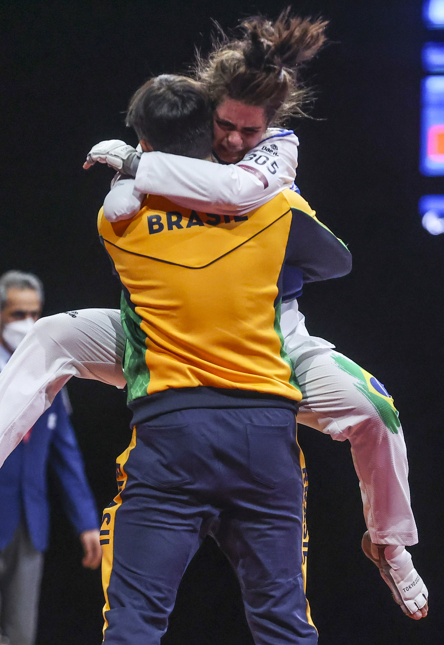Luta pela medalha de bronze até 58kg, nos Jogos Paralímpicos de Tóquio. Na Foto, Silvana Fernandes abraça seu técnico, Rodrigo Ferla.