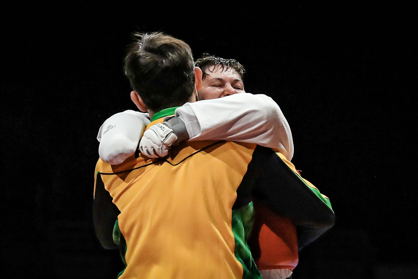 Nos Jogos Paralímpicos de Tóquio 2020, Arena Makuhari Messe, no dia 04/09/21, Débora Bezerra de Menezes comemora sua medalha de prata abraçando seu técnico, Rodrigo Ferla.