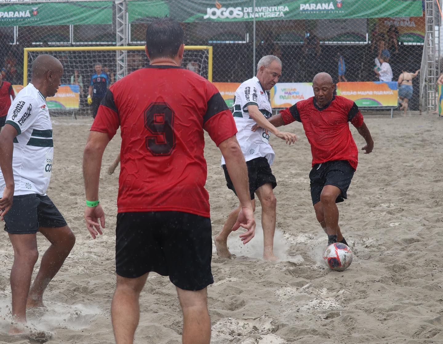 Bola de futebol vermelha para recreação de jogo de futebol