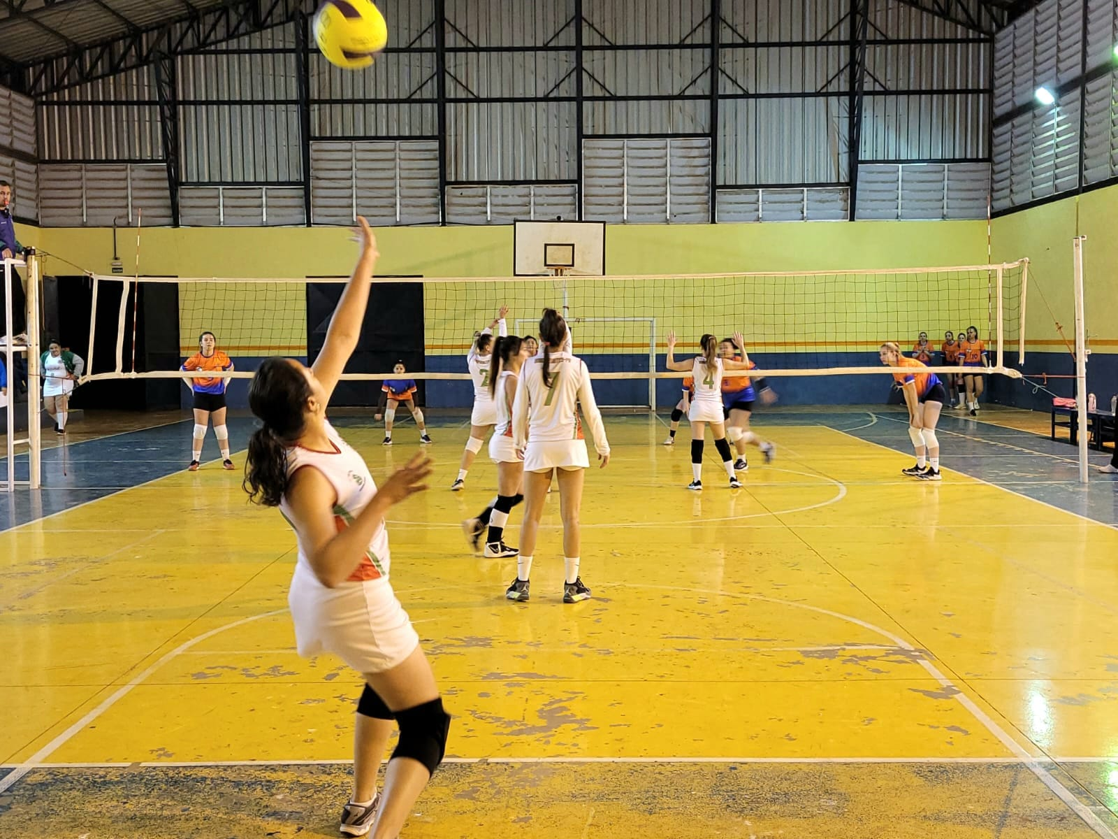 durante o jogo de vôlei as equipes etapa em 2 a 2 será disputado o quinto e  o último para saber qual 