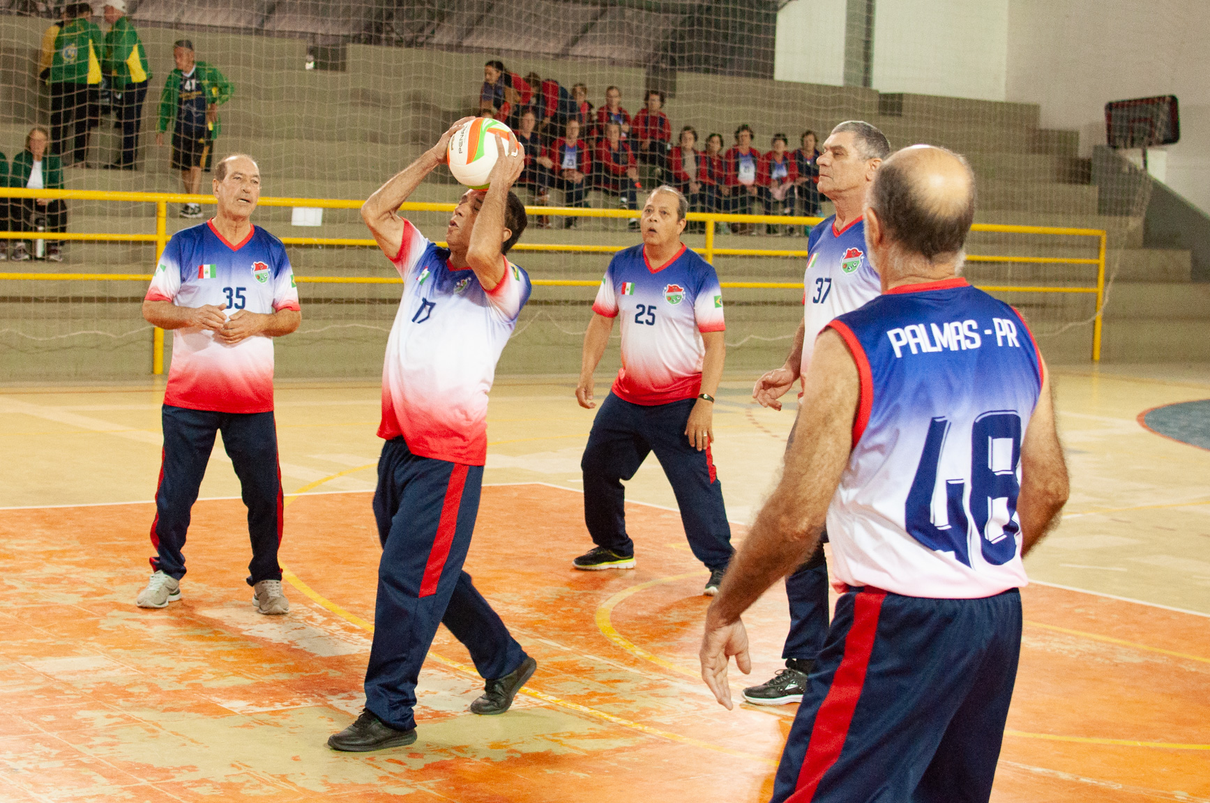 Seel - Secretaria de Estado de Esporte e Lazer - Idosos do Vida Ativa  iniciam competições dos Jogos de Integração Competições de vôlei adaptado,  queimada, dama, xadrez, baralho e jogo da memória