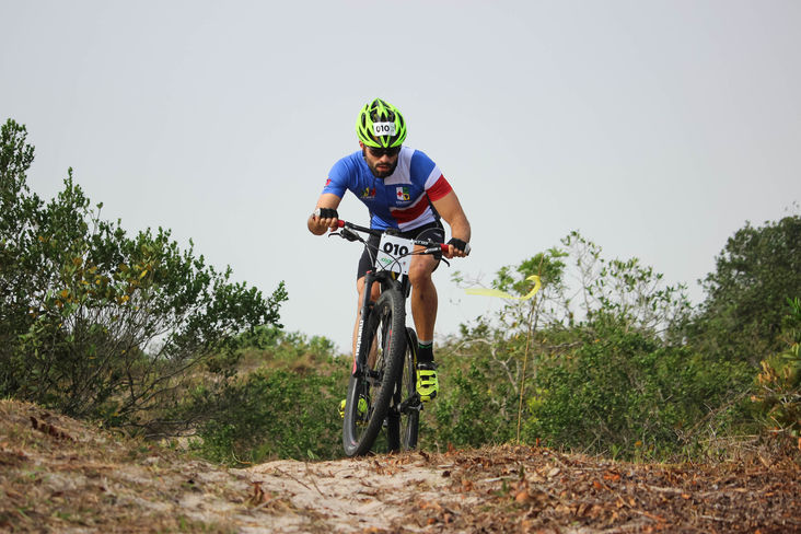 Jonatas Roeder liderando a prova (Foto: Thaise Oliveira/Esporte Paraná)