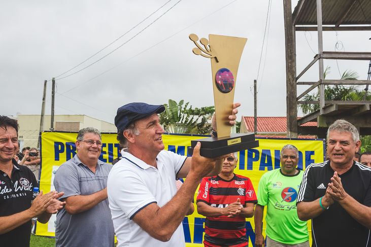 Técnico Cuca com troféu que recebeu das mãos do superintendente de esporte Hélio Wirbiski (Foto: Thiago Chas/Verão Paraná)