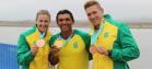 Ana Paula Vergutz e Vagner Souta, ao lado de Isaquias Queiroz, que conquistou o ouro. (Foto: Fábio Canhete/CBCa)  