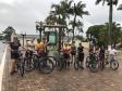 Foto dos ciclistas posando em frente ao totem do pedala paraná