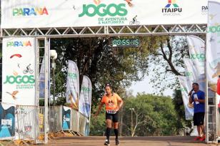 Atleta ultrapassa a linha de chegada.