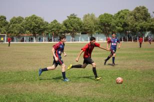 Dois atletas disputam a bola em campo