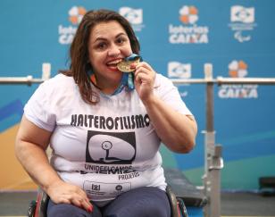 Marcia Menezes, mordendo uma medalha de ouro. Foto: Marcello Zambrana/Exemplus/CPB