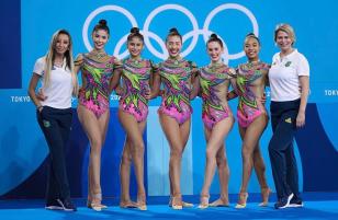 Equipe de ginástica rítmica treina em Tóquio