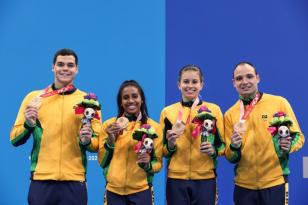 Equipe do bronze 4x100 livre, categoria S14